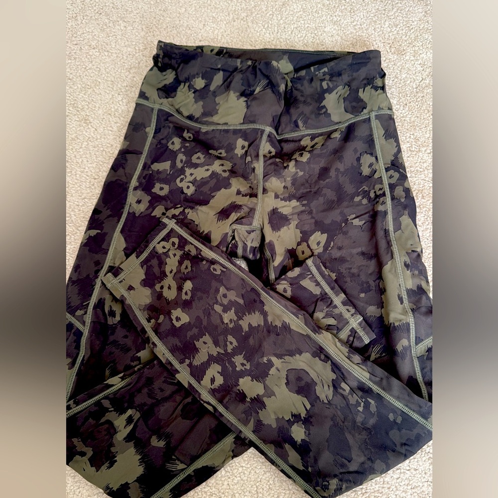 VUORI green camo leggings